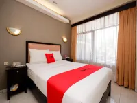 RedDoorz Plus @ Singosari Raya Hotels in Pleburan