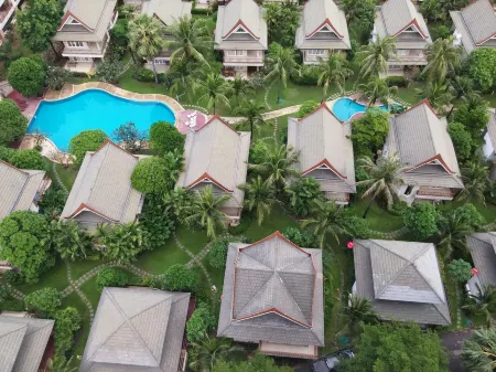 Baan Talay Samran 4 Bedrooms Villa with Beach and 3 Pools Отели рядом с достопримечательностью «Simantra Private Villas»