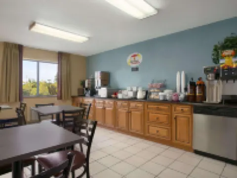 Super 8 by Wyndham Park City/North Wichita Area Hotels in Park City