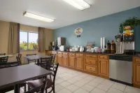 Super 8 by Wyndham Park City/North Wichita Area Hotels in Maize