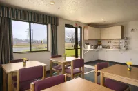 Travelodge by Wyndham Hudsonville - Parking