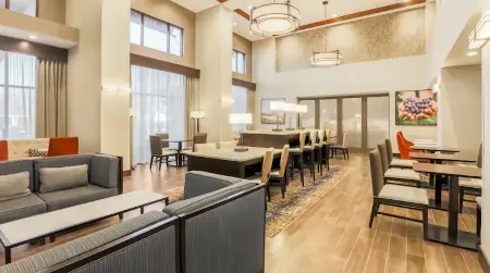 Hampton Inn & Suites Windsor - Sonoma Wine Country Отели рядом с достопримечательностью «Парк Футхилл Риджинал»