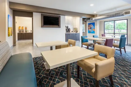 La Quinta Inn & Suites by Wyndham Wichita Airport Отели рядом с достопримечательностью «The Keeper of the Plains»