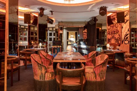 Orientbank Hotel Istanbul, Autograph Collection Отели рядом с достопримечательностью «Змеиная колонна»