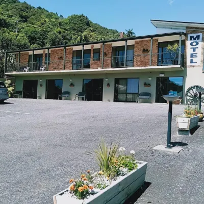 Sundowner Motel Hotels near History House Pop-Up Museum