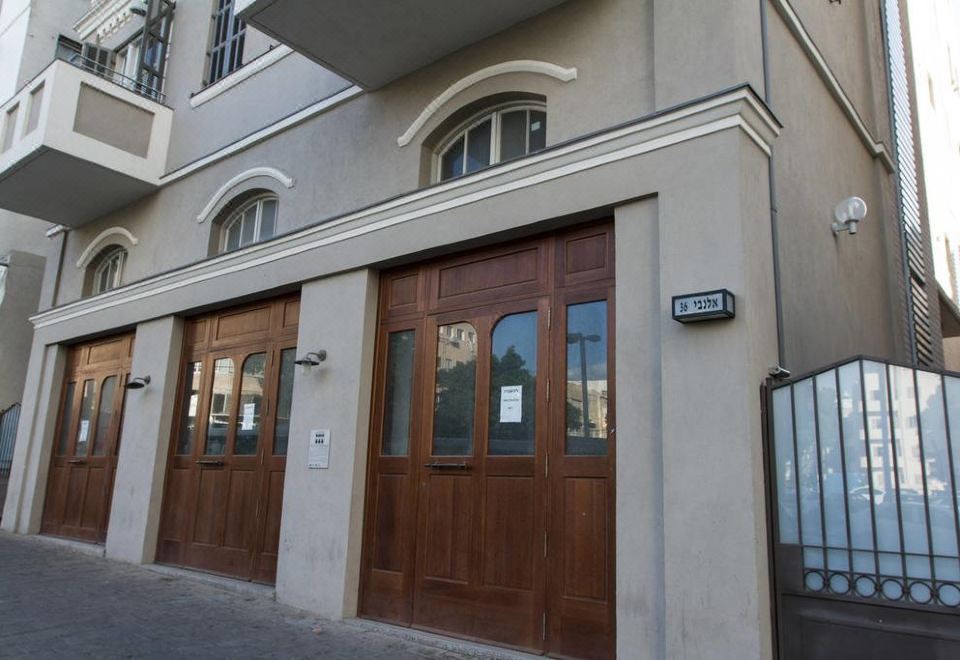 2 mins from beach renovated flat! Over view