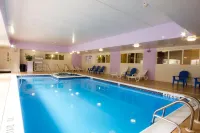 Howard Johnson by Wyndham Allentown/Dorney Hotel & Suites - Pools