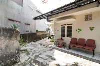 Kost Carmelia Baranangsiang Bogor Syariah Hotels in Katulampa