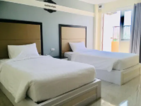 361 หมู่ 16 สี่แยกไฟแดงบายพาสธวัชบุรี ถนนแจ้งสนิท ตำบลนิเวศน์ อำเภอธวัชบุรี จังหวัดร้อยเอ็ด 45000 โรงแรมในอำเภอ ธวัชบุรี