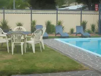Riverbank Park Motel - Pool