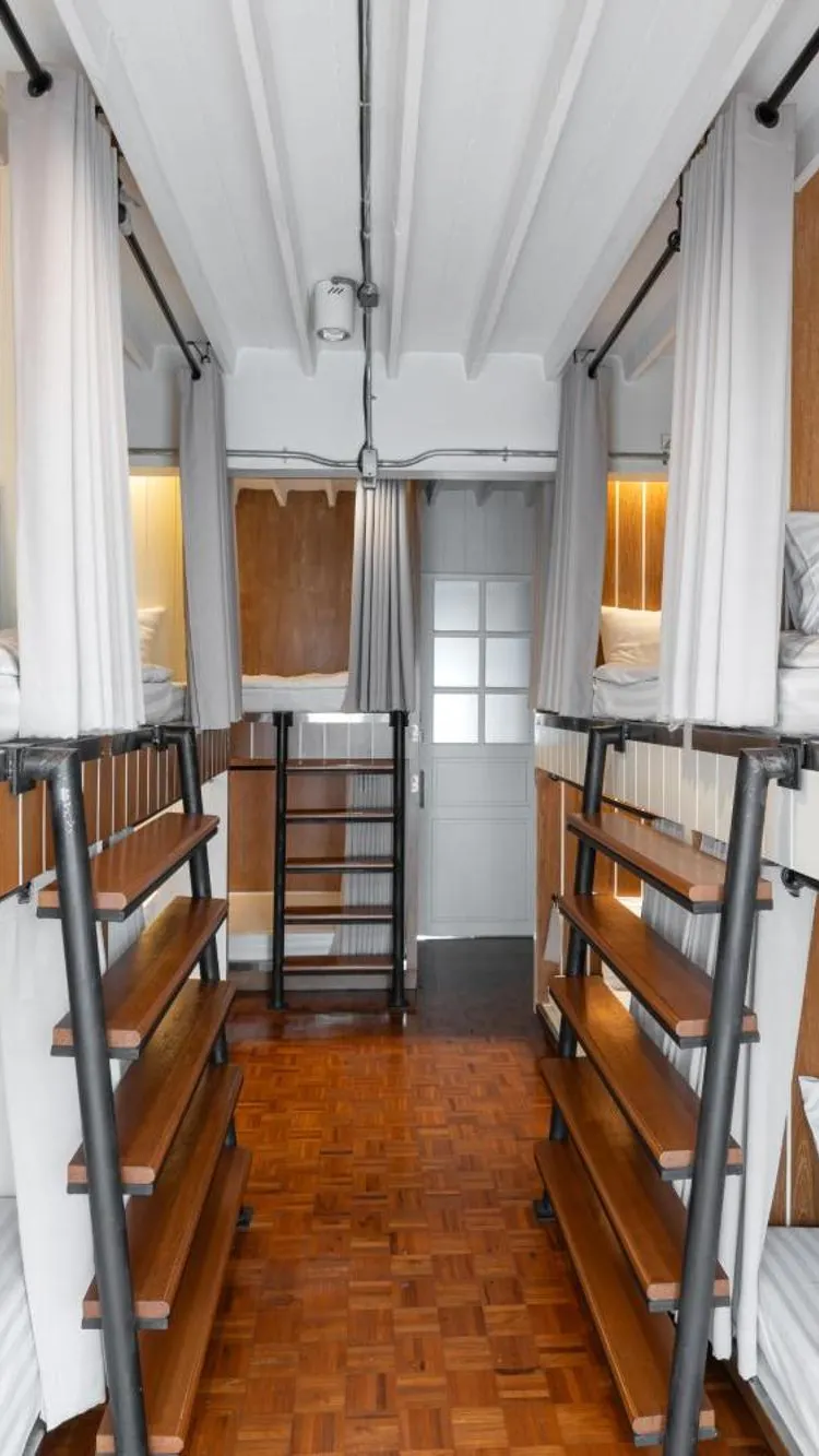 ห้องพักรวมชายหญิง 10 เตียง