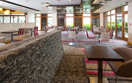 Holiday Inn Express London - Epsom Downs Отели в г. Эпсом