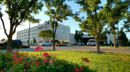 DoubleTree by Hilton Hotel Wichita Airport Отели в г. Уичито