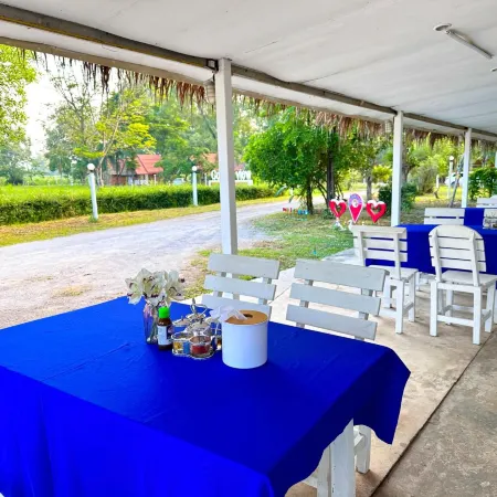 The Golden View Resort Suan Phueng Отели рядом с достопримечательностью «Кхао Краджом»