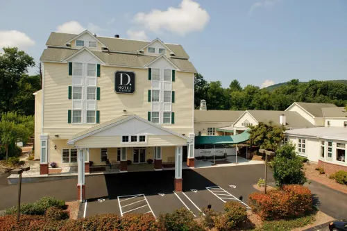 D. Hotel Suites & Spa Hotels in Northampton