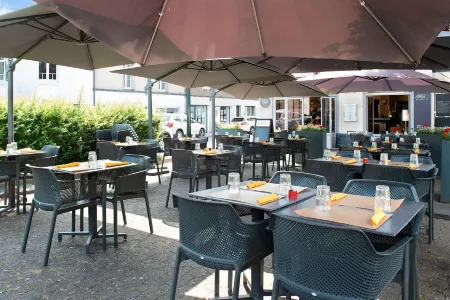 Logis Hôtel Restaurant Maison Voltaire Отели рядом с достопримечательностью «La Pagode de Chanteloup»