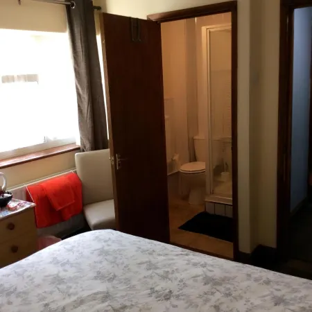 The Lodge Guest House Отели рядом с достопримечательностью «Стадион «Пристфилд»»