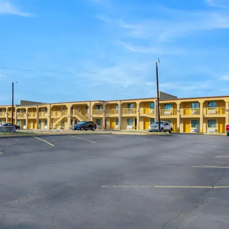 Super 8 by Wyndham Palestine TX