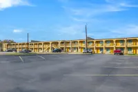 帕勒斯坦温德姆速 8 酒店 - 停車場