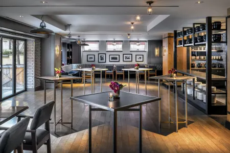 Hotel AKA Back Bay Отели рядом с достопримечательностью «African Meeting House»