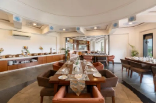 Traavista Aravali Mahal - Luxury Lake View Heritage Resort