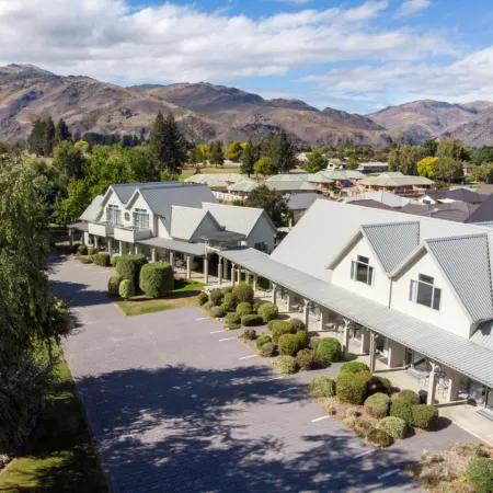 Colonial Manor Motel