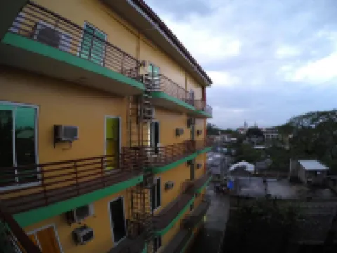 RedDoorz Plus @ Taj Hotel Tuguegarao カガヤンのホテル