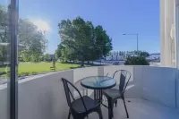 Elegant 3-Storey with Garage Parking by Latimer Sq - วิลล่า