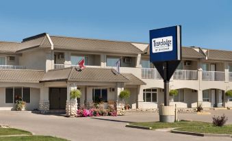 Travelodge by Wyndham Edson 2409079 Alberta Ltd.