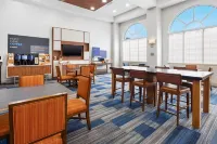 Holiday Inn Express & Suites Warrenton Hotels in Warrenton