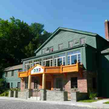 Courtyard Ithaca Airport/University Hotel Exterior