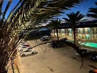 Sway Hotel - Motels