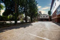 Westone Manor Hotel - parking