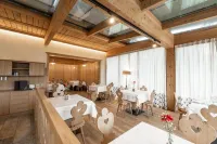 Dolomites Nature Hotel Vigilerhof - Breakfast