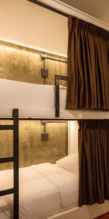 เตียงในหอพักรวมชายหญิง 4 เตียง