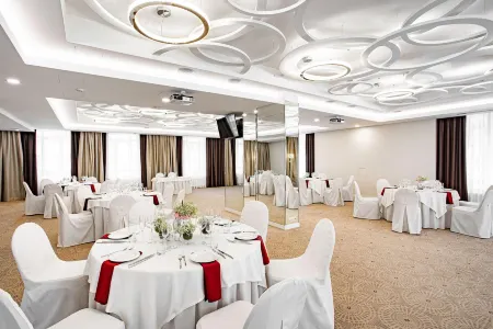 Ramada Hotel & Suites by Wyndham Novosibirsk Zhukovka (Рамада Новосибирск)