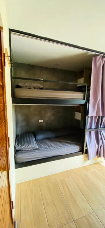 เตียงในห้องพักรวมหญิงแบบ 4 เตียง
