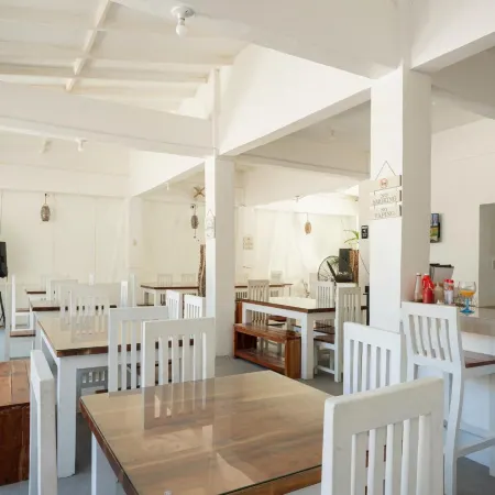 Costas De Liwa Bar & Beach Resort