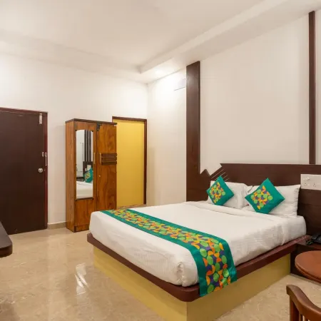 Treebo Royal Plaza,700 MTS from Promenade Beach