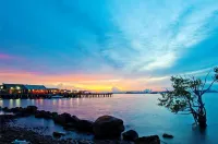 Beachfront accommodation in Sriracha with a private beach - 2-Star