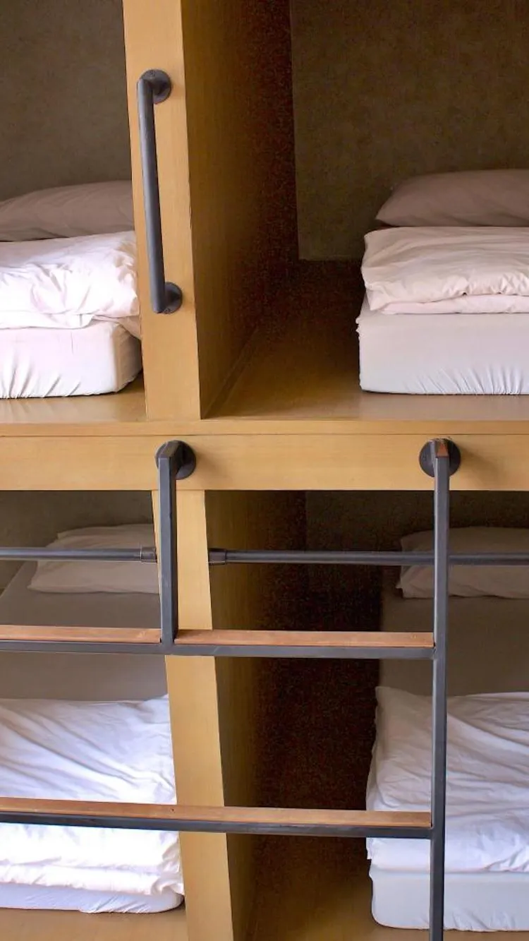 ห้องพักรวมชายหญิงแบบ 8 เตียง