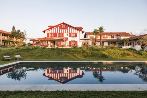 Hôtel INDARRA & Spa - Piscine Hotels in Ahetze