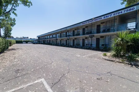 The Prince Mark Motel Отели в г. Биконсфилд