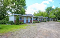 Motel des Deux Lacs Hotels in Lac-Brome