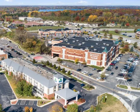 Holiday Inn Express & Suites DELAFIELD by IHG Hotels in Delafield