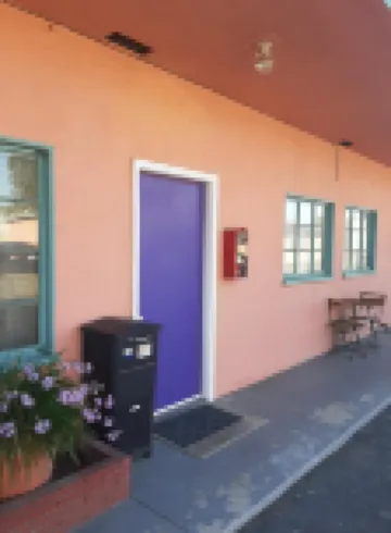 Harry's Mancave - A Vintage Motel on the Historic 395 Route - the New Star Motel Experience