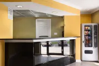 Super 8 by Wyndham Indianapolis/Southport Rd - Motels