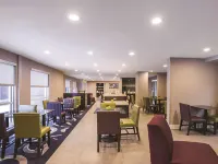 La Quinta Inn & Suites by Wyndham Detroit Utica