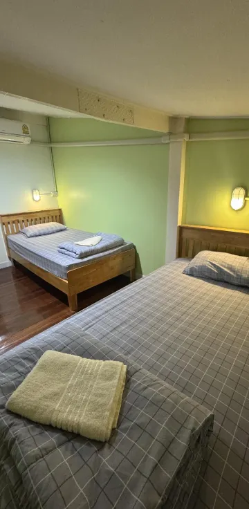 ห้องเตียงใหญ่หรือเตียงแฝดพร้อมห้องน้ำที่ใช้ร่วมกัน