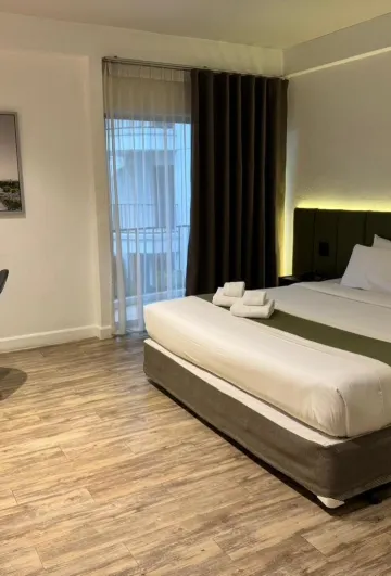 ห้องดีลักซ์ เตียงคิงไซส์ พร้อมระเบียง